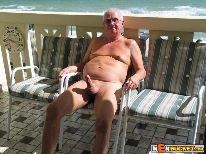 Голые старые мужики на пляже