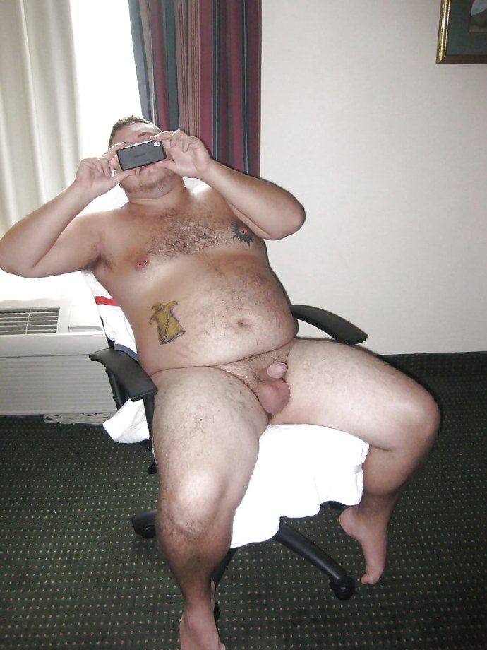 Жирный мужик без трусов