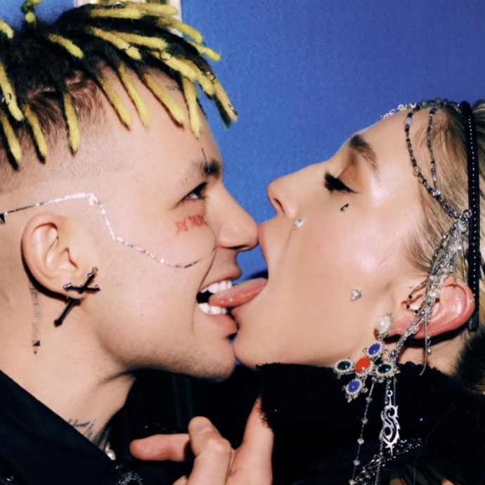 Две девушки селфи