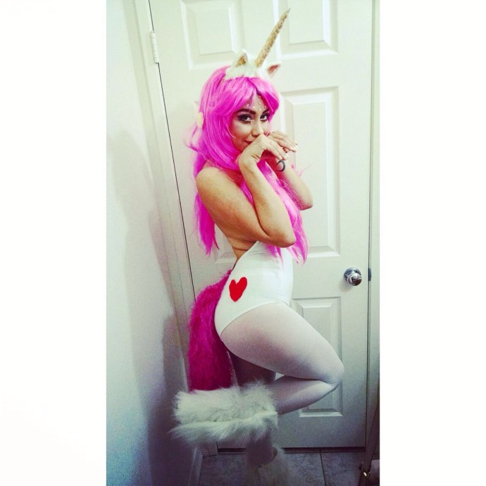Девушка в костюме единорога секси