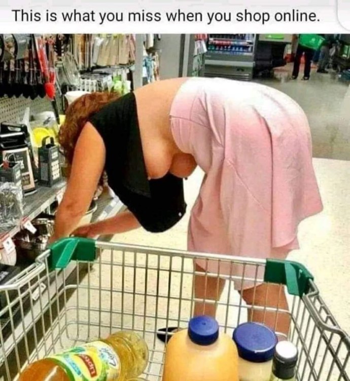 Женщина наклонилась в магазине