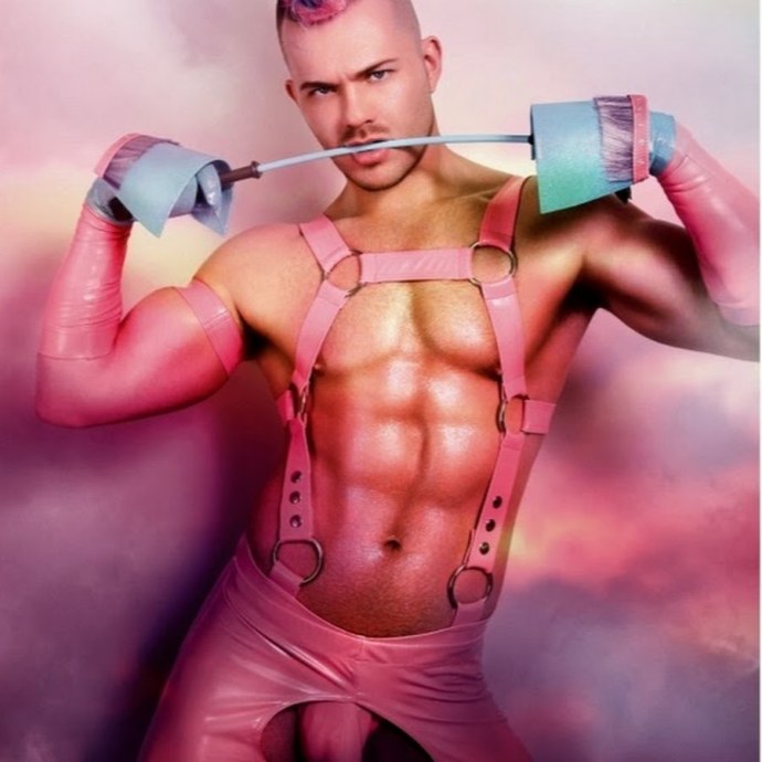 Мужик в костюме единорога