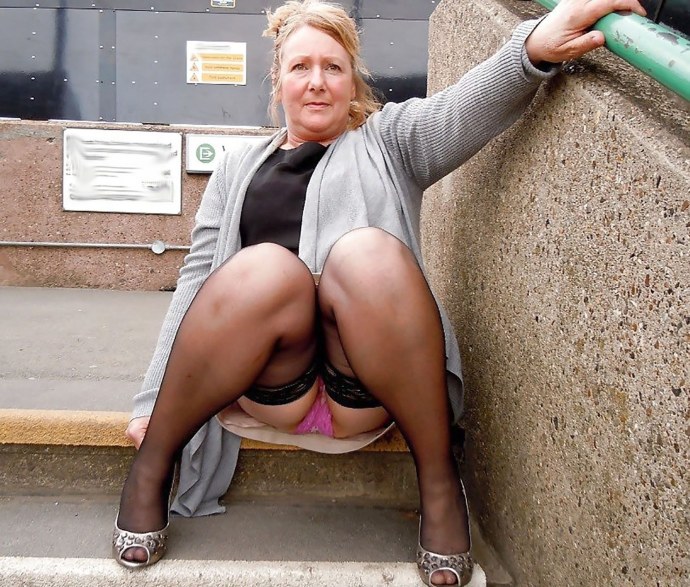 Зрелые девушки без трусиков