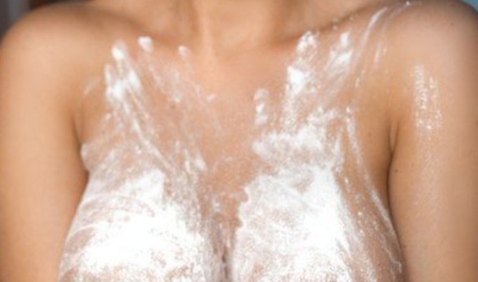 Грудь в краске