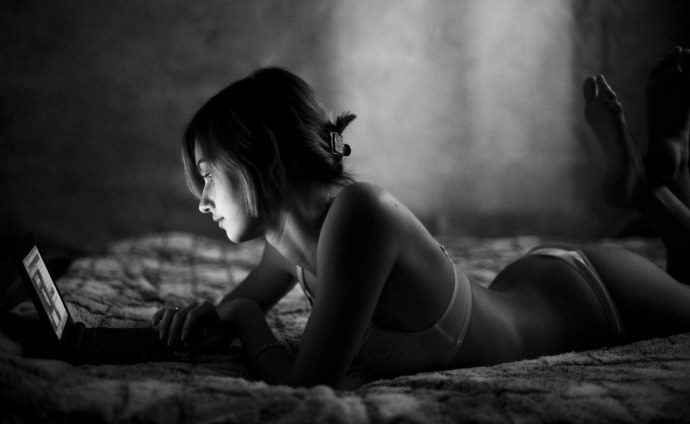 Одинокая девушка чб