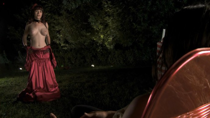 Криста Кэмпбелл грудь МАНЬЯК