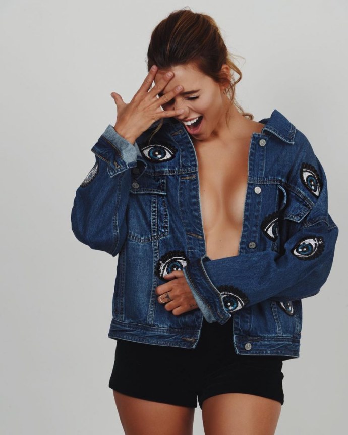 Регина Тодоренко в джинсовой куртке