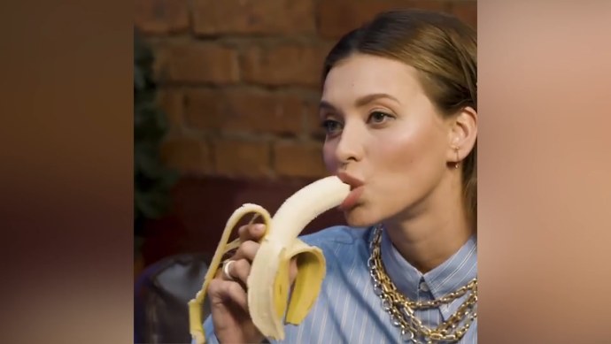 Регина Тодоренко ест банан