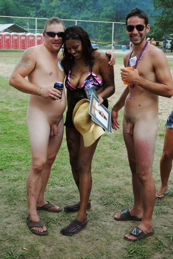 Женщина и много голых мужиков