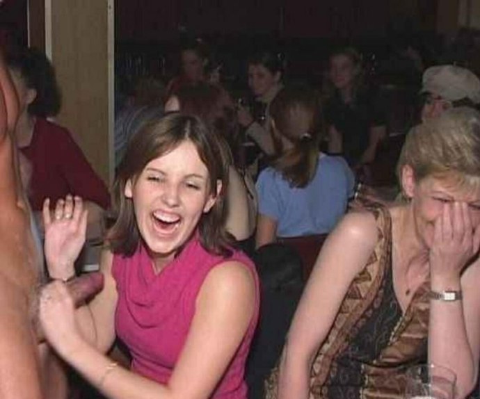 Девушка раздевается перед мужиком