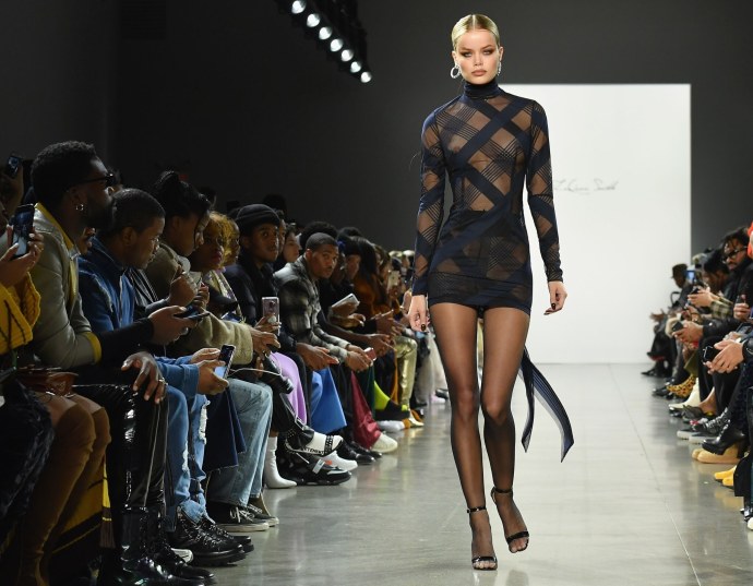 Фрида Аасен на подиуме