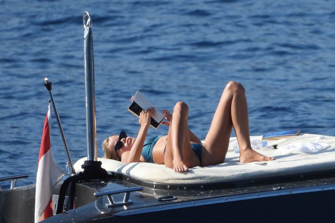 Фрида Бетрани в купальнике