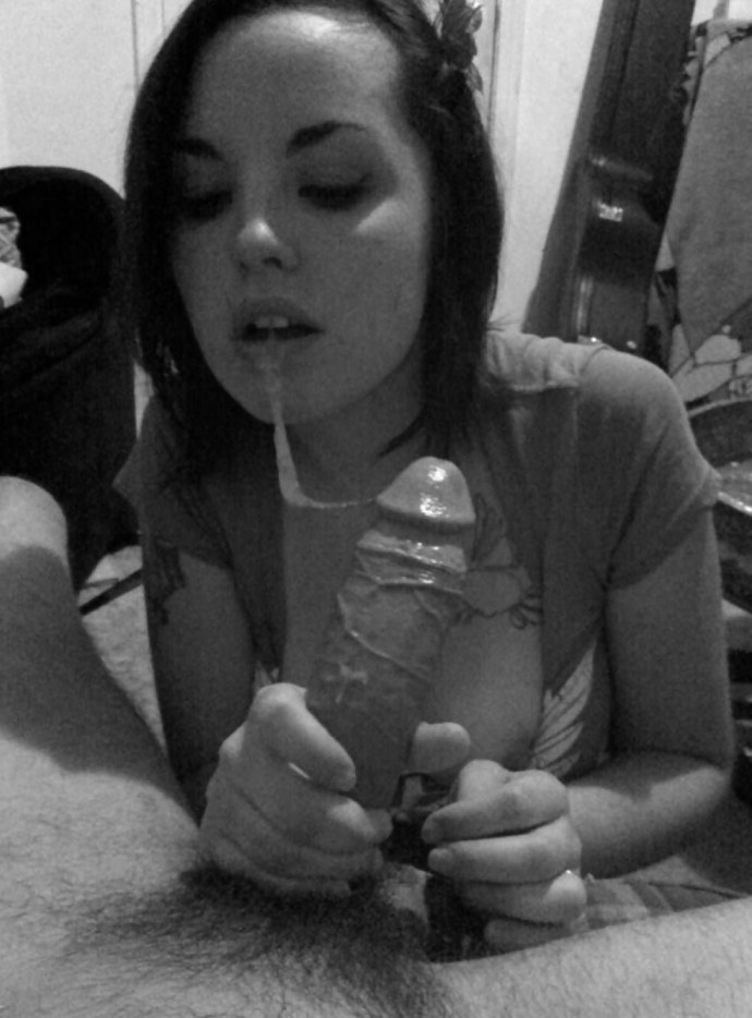 Девушка сидит на члене частное