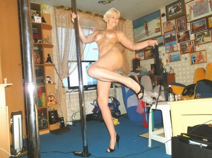 Женский домашний стриптиз