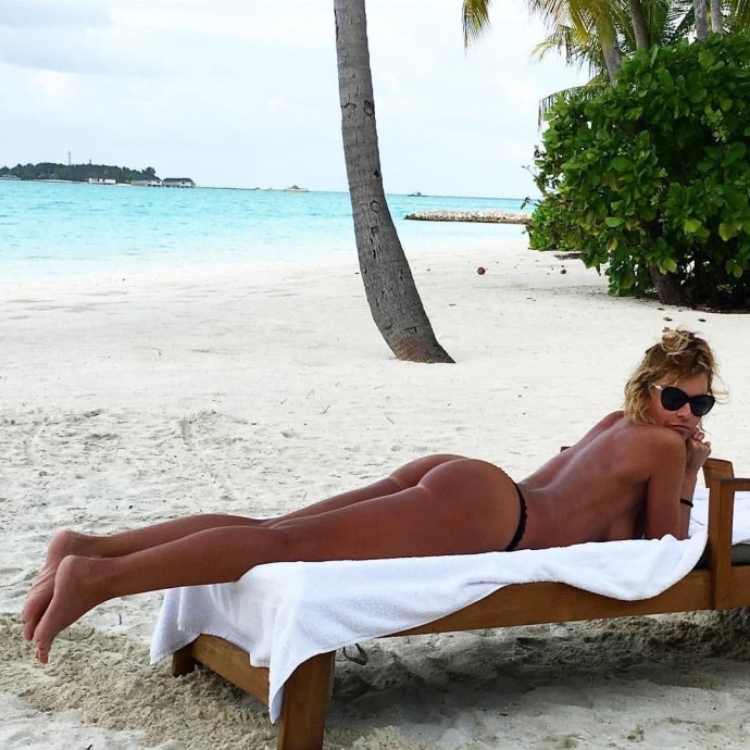 Девушки без трусиков с раздвинутыми ножками