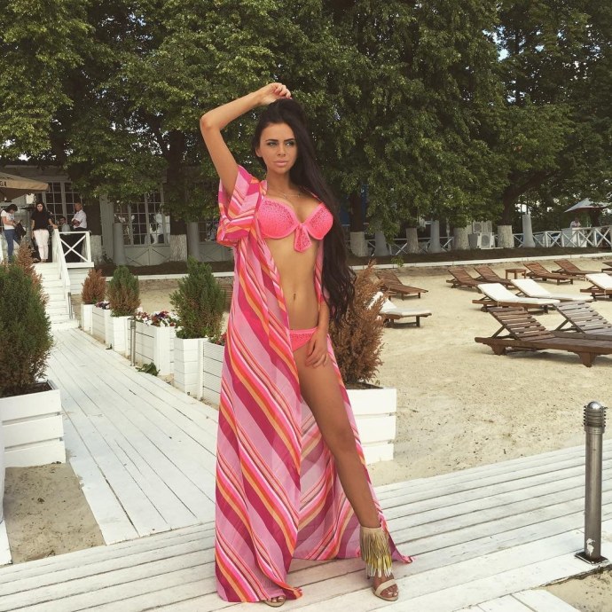 Дом 2 Виктория Романец в купальнике