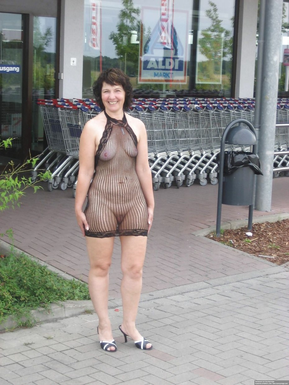 Голые женщины в прозрачных платьях