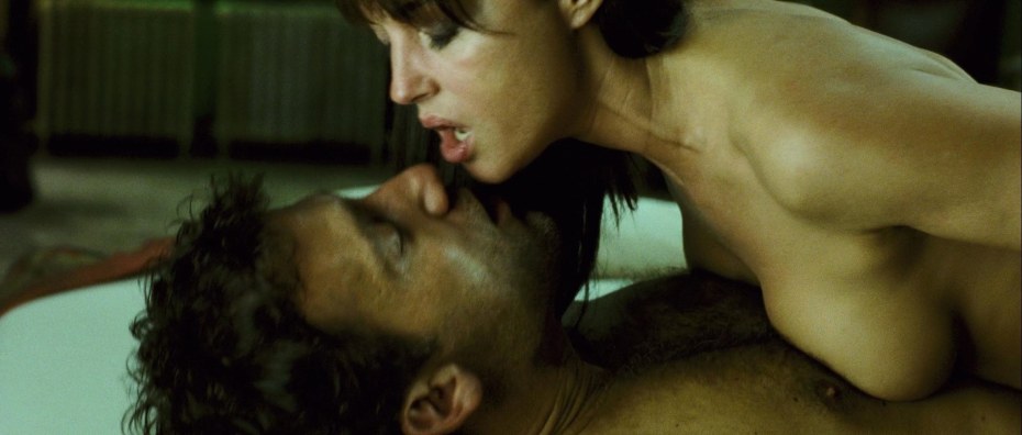 Моника Белуччи в фильме топлесс
