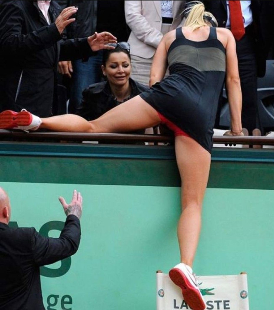 Мария Шарапова ножки на трибуне