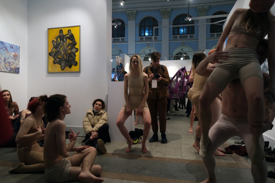 Голый перформанс на сцене