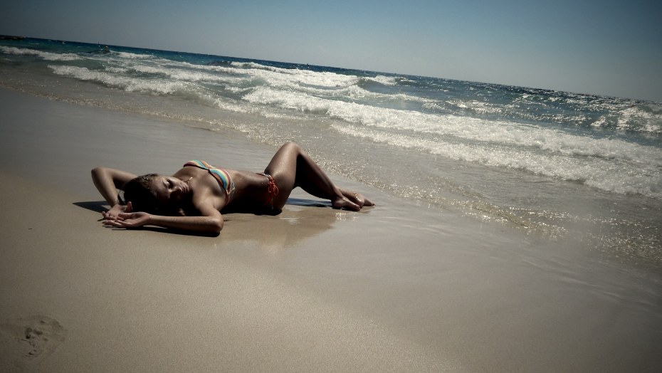 Под юбкой в колготках засветилась