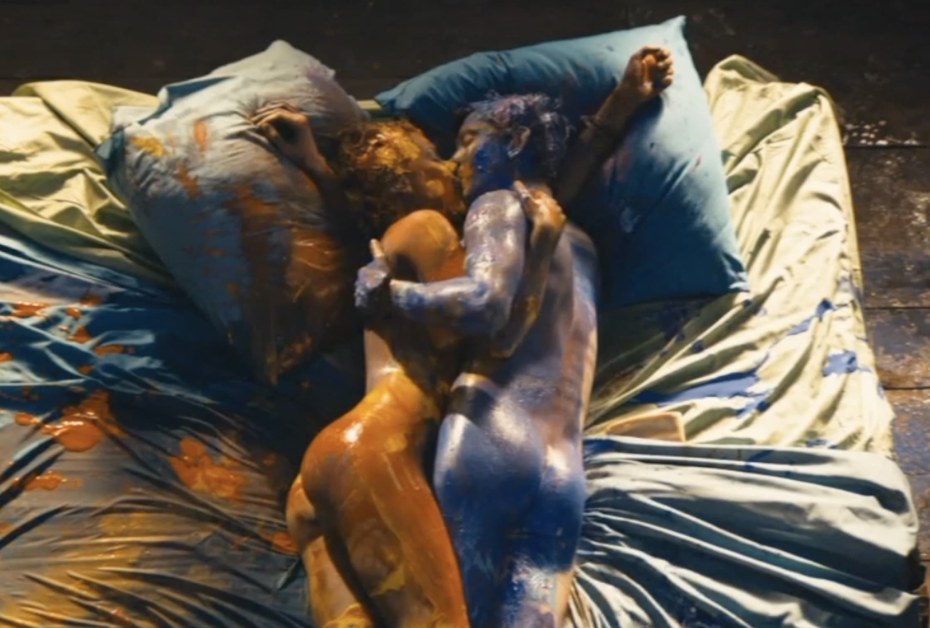 Анна Старшенбаум голая в фильме в краске