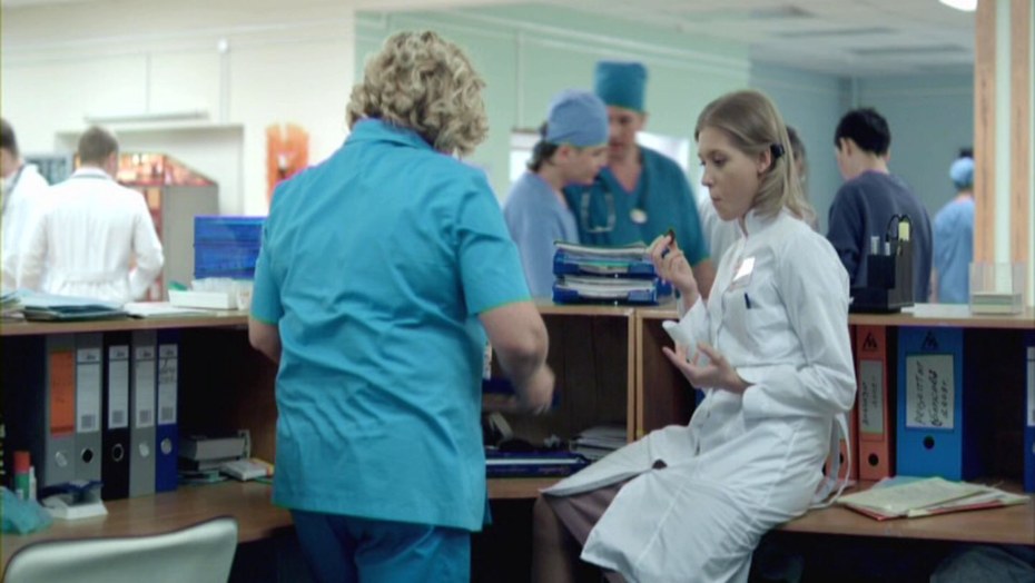 Мужчина сзади держит женщину за грудь