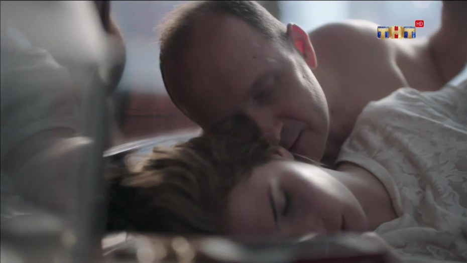 Целующиеся мужчины в рекламе БМВ