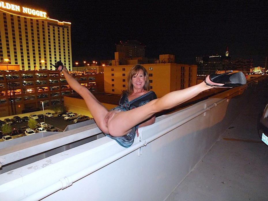 Девушка на подоконнике без трусиков