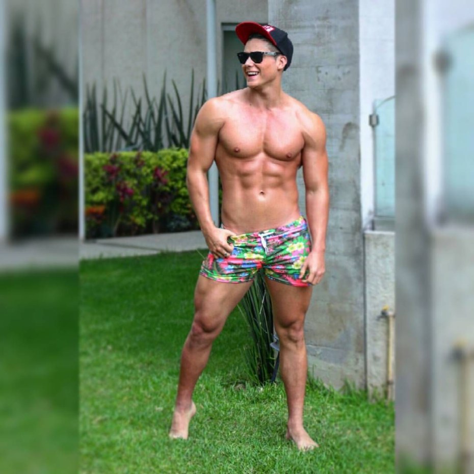 Голый Sunday Baez