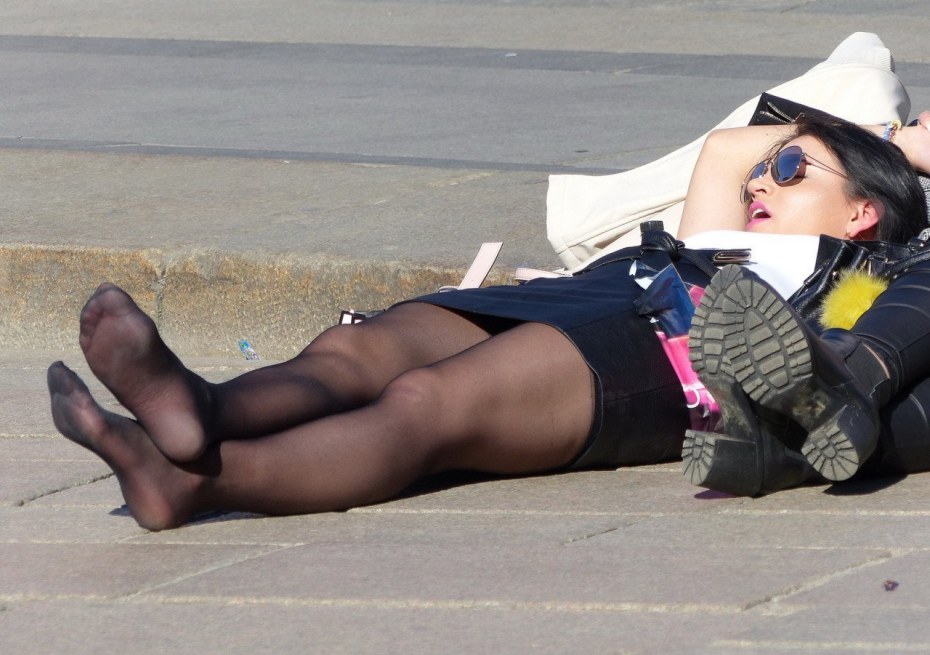 Женские стопы в нейлоне