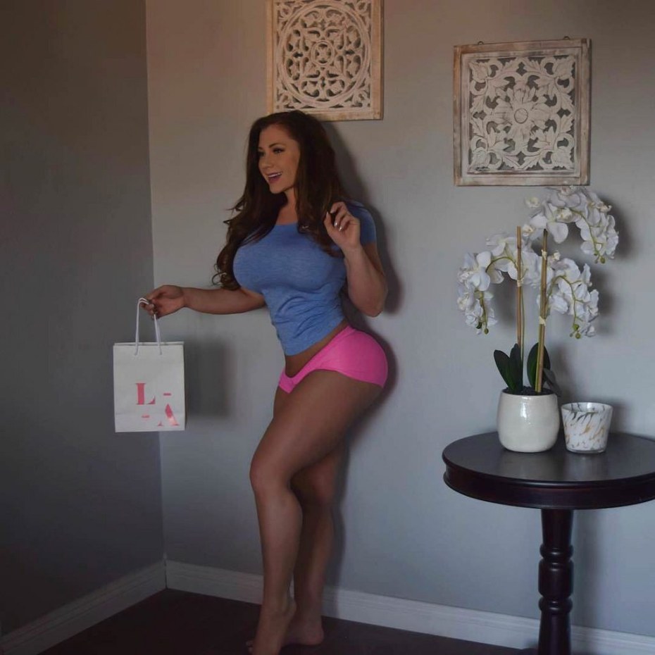 Кейтлин Райс наприседала ягодичные мышцы