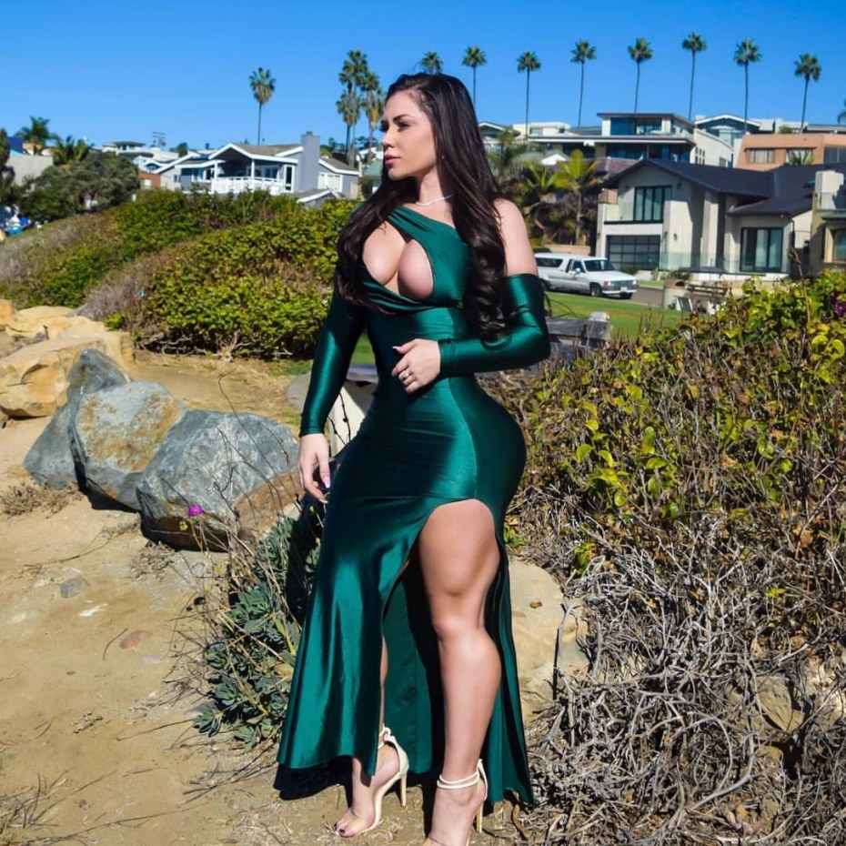 Katelyn Nacon горячие