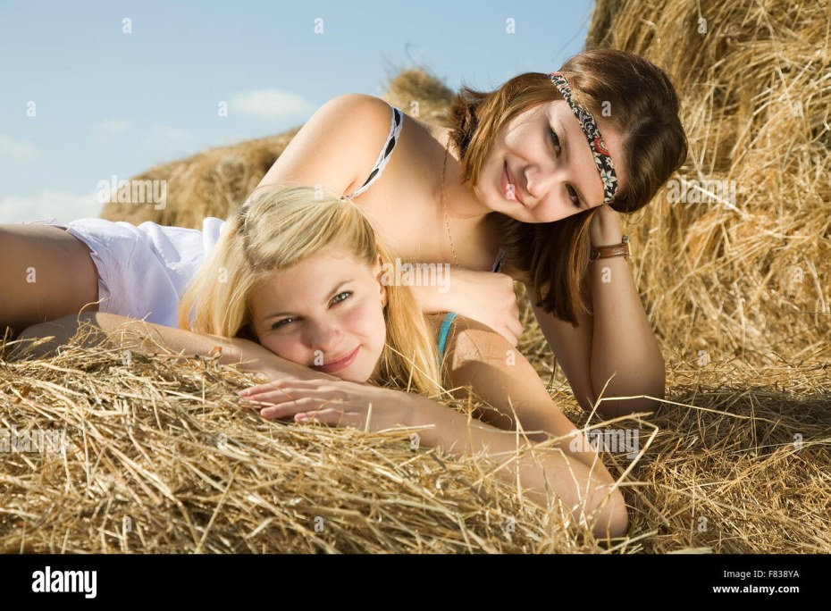 Три девушки на сеновале