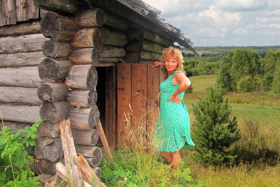 Девушка в деревенском доме
