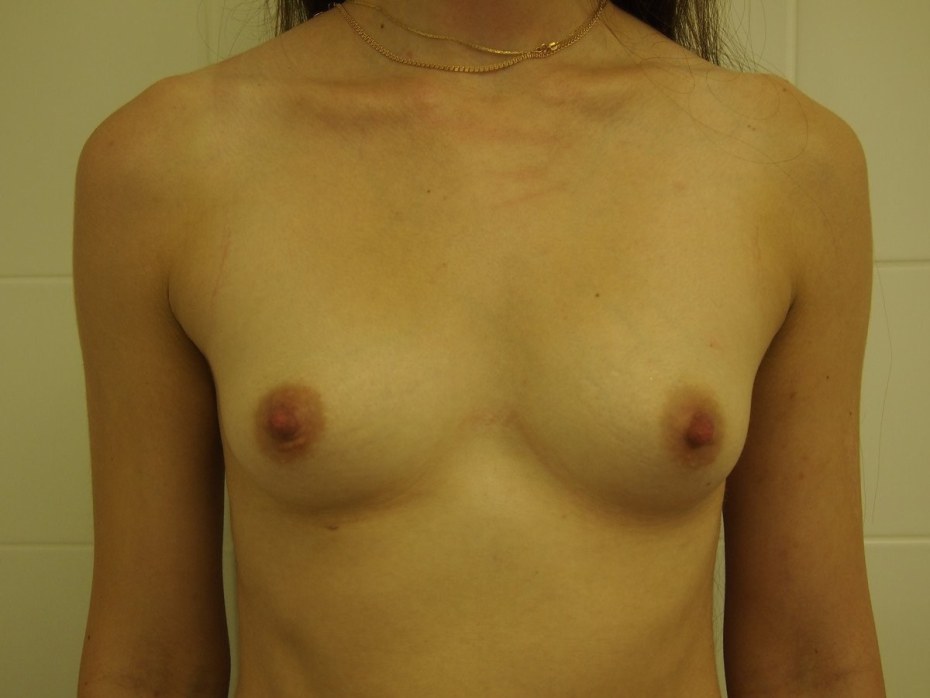 Брюнетка с красивыми сиськами