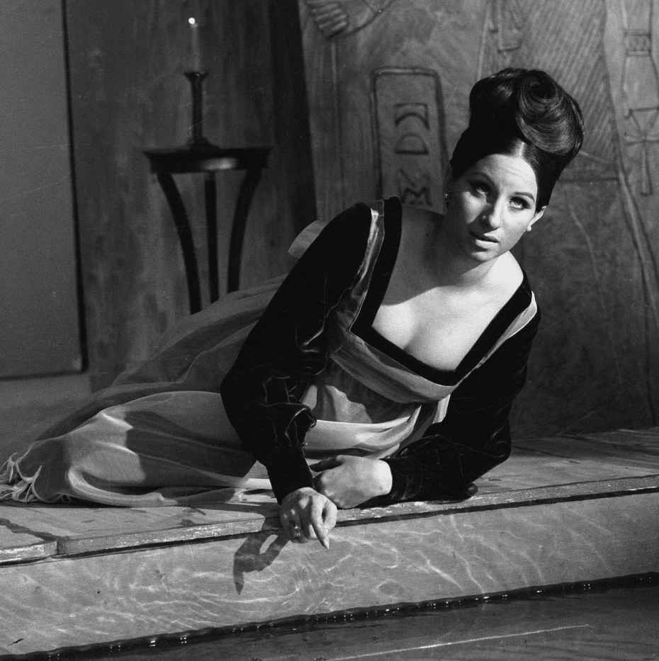 Барбара Стрейзанд в купальнике