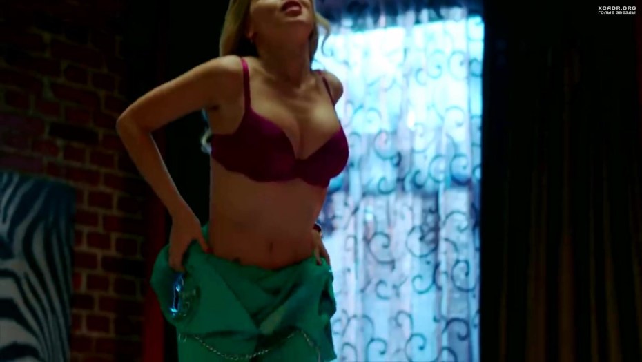 Валерия Федорович в лифчике кухня