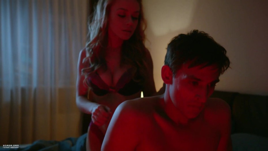 Девушка на темном фоне