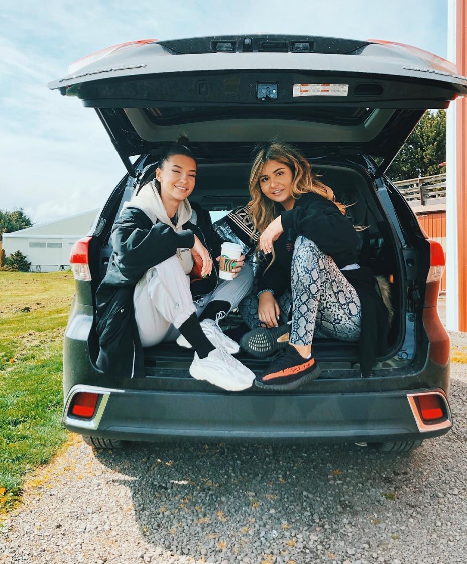 Школьницы в багажнике авто