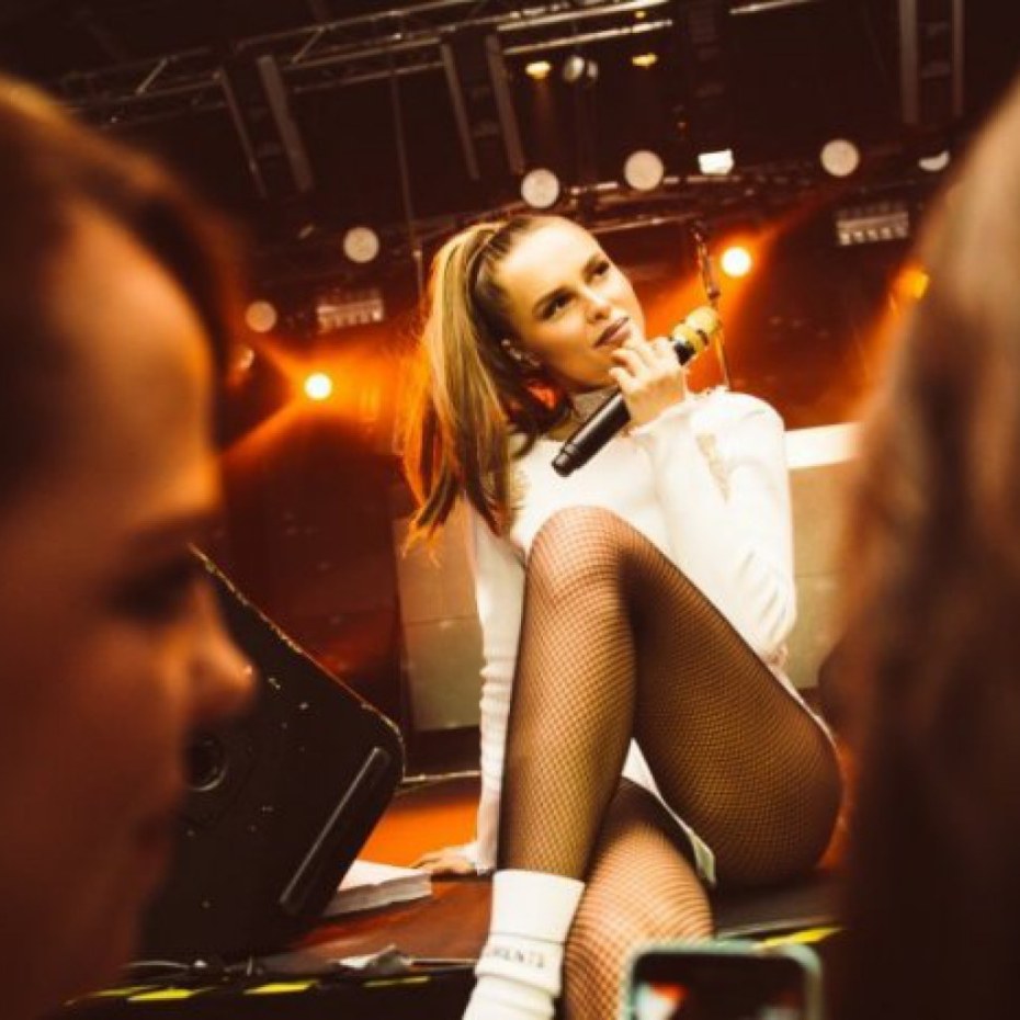 Ханна засветила