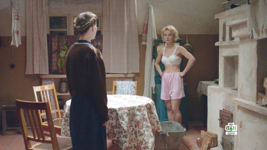 Александра Ивановская без трусов с голой попой