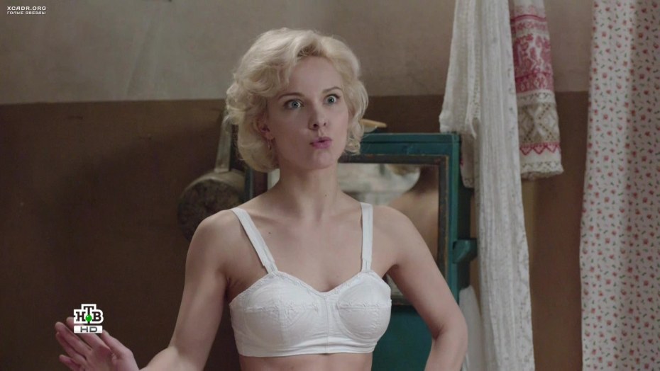 Полина Сыркина ноги