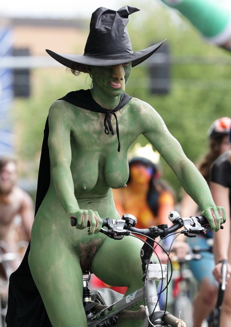 Парад голых красивых женщин