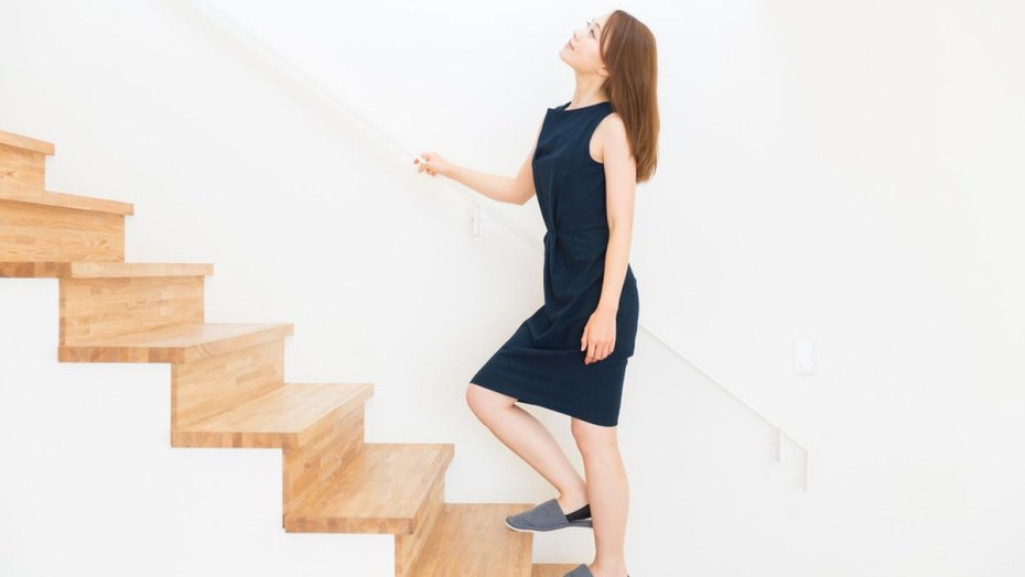 Девушка по ступенькам