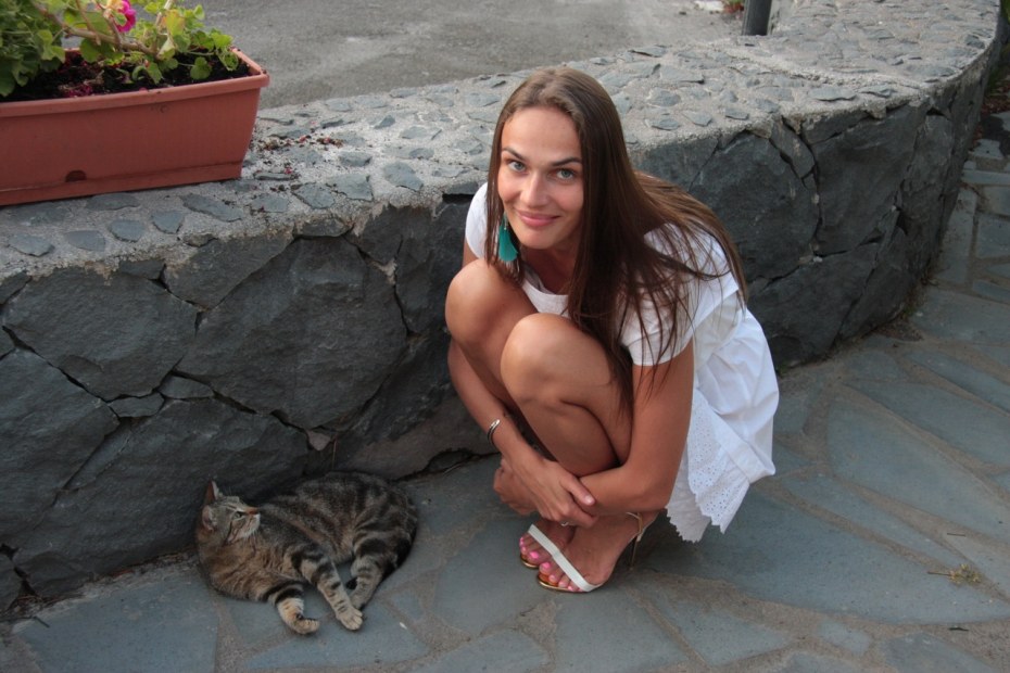 Алёна Водонаева босиком