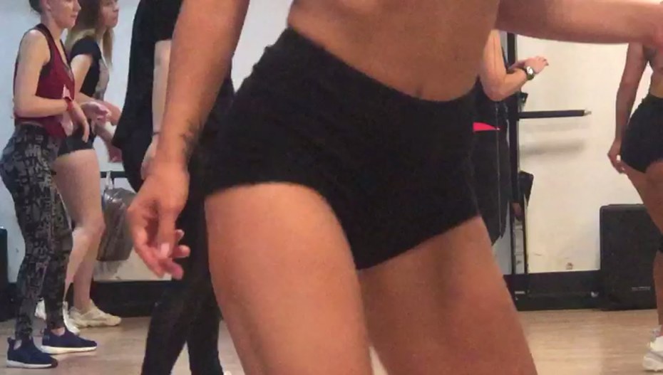 Надписи на черном фоне белыми буквами