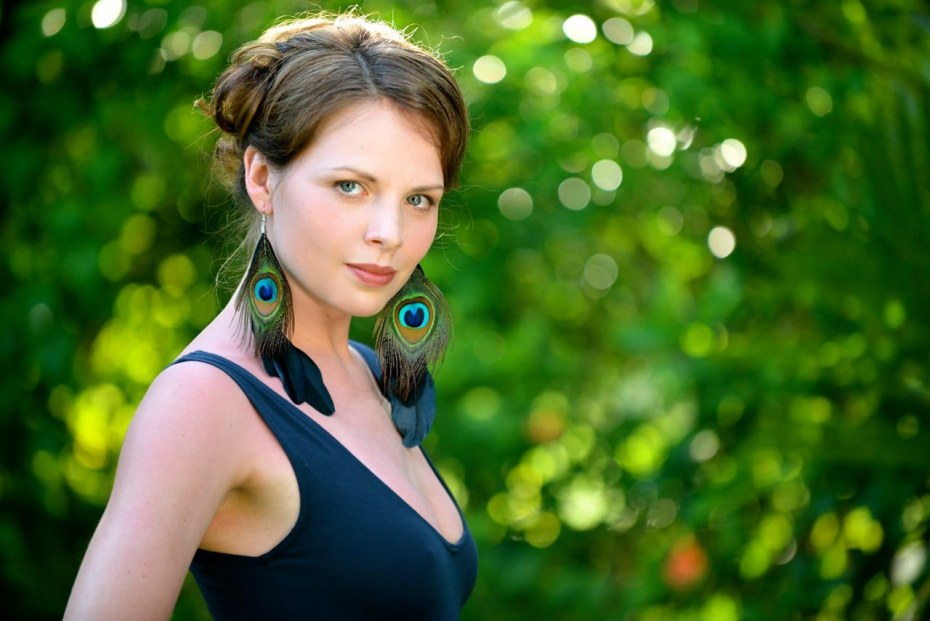 Фигуристые девочки на пляже