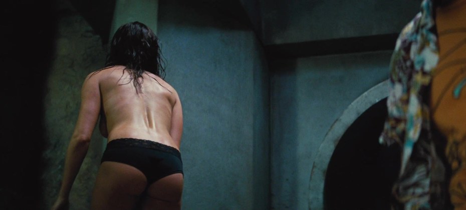 Девушка с красными волосами в лесу