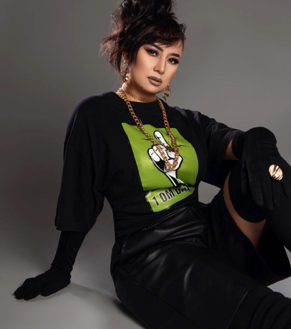 Асель Садвакасова на пляже фото